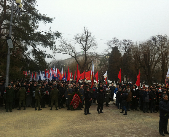 Соратники возложили цветы к Вечному огню в Волгограде
