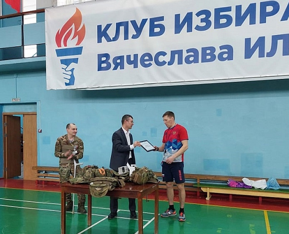 Клуб избирателей Вячеслава Илюхина организовал встречу юных футболистов с ветераном СВО