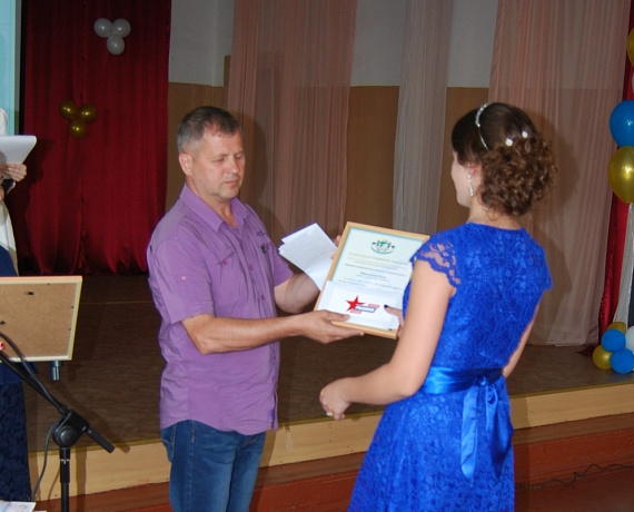 "РОДИНА" наградила лучших выпускников одной школ Новосибирска