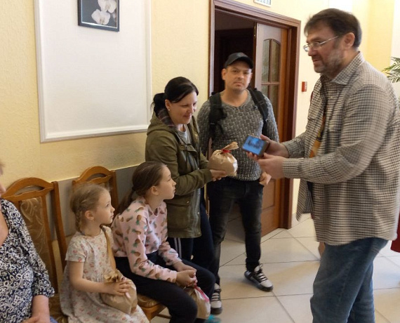 Владимирская "РОДИНА" поздравила беженцев из Мариуполя с Пасхой