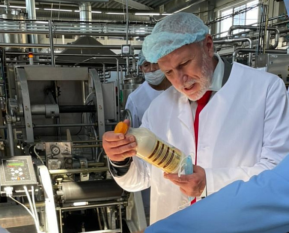 Алексей Журавлев оценил качество чувашской молочной продукции