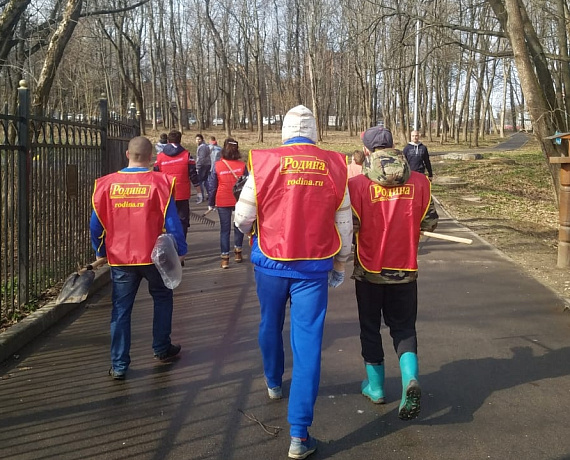 Партийцы приняли участие в общегородском субботнике в Новомосковске
