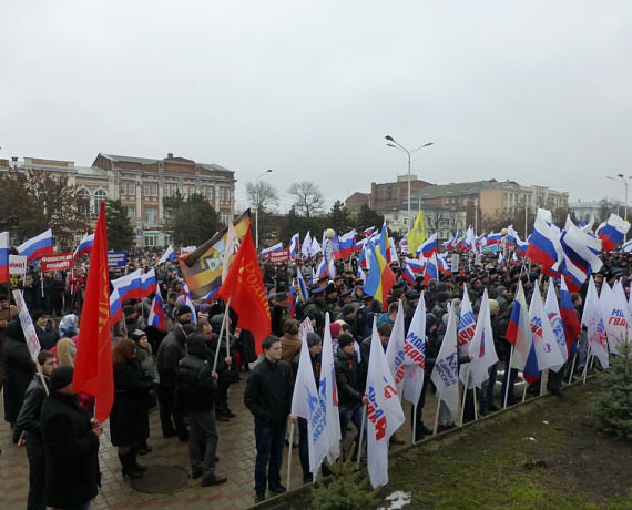 Родинцы Новочеркасска вышли на митинг в поддержку Крыма