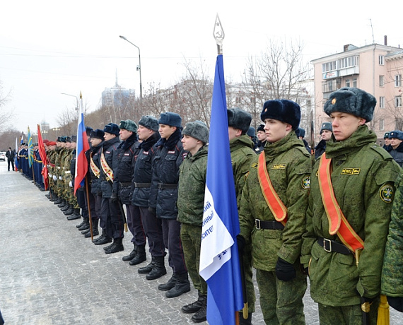 Челябинские активисты возложили цветы к памятнику "Доблестным сынам Отечества"