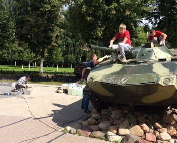Активисты ярославской "РОДИНЫ" приняли участие в благоустройстве территории у памятника главнокомандующему ВДВ Василию Маргелову