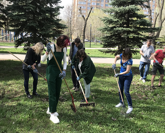 Самарские партийцы навели порядок в парке Победы