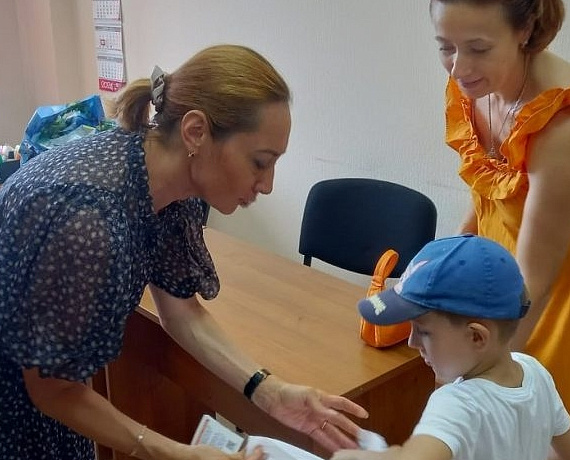 Клуб избирателей Вячеслава Илюхина провел акцию "Сладкий подарок" для многодетных семей