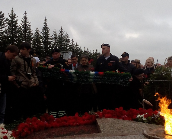 Омские социал-патриоты возложили гирлянду к Вечному огню