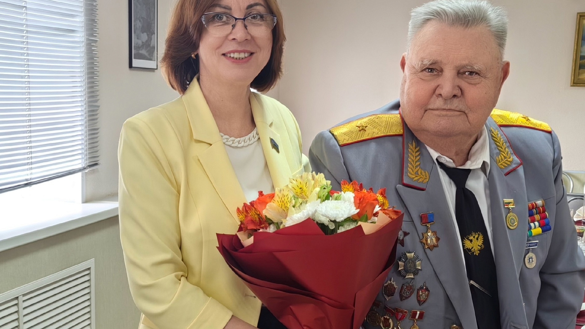 Елена Леонова поздравила с юбилеем Виктора Сафонова