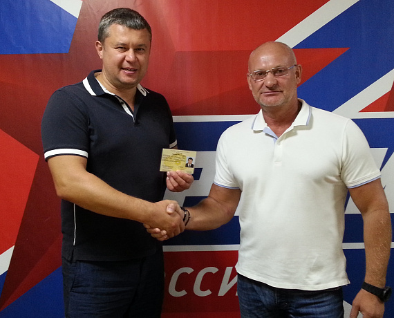 Сергей Мирошниченко вручил соратникам по партии удостоверения кандидатов в депутаты