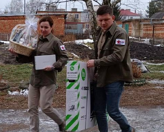 Сын погибшего Героя России получил новогодние подарки от Алексея Журавлева