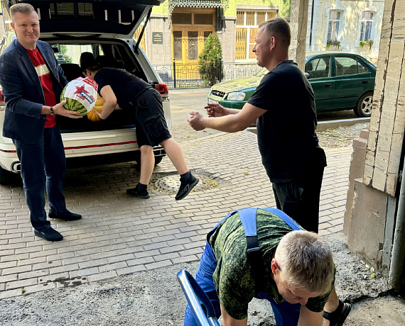 Представители реготделения партии "РОДИНА" передали военнослужащим, находящимся на лечении, астраханский привет