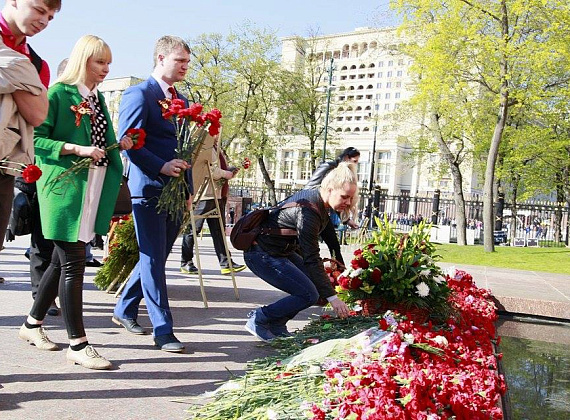 Делегация "РОДИНЫ" почтила память героев Великой Отечественной войны, 06.05.2015