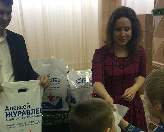 Алексей Журавлев поздравил детей Рамонского района с Рождеством