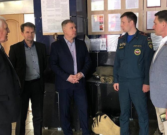 Сергей Захаров поздравил сотрудников МЧС 