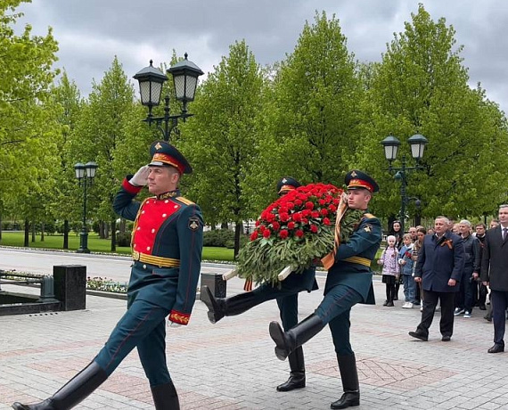 Соратники партии "РОДИНА" возложили венки и цветы к Могиле Неизвестного Солдата