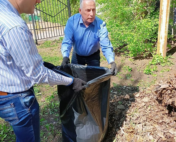 Саратовские родинцы убрали детскую площадку в рамках месячника по благоустройству