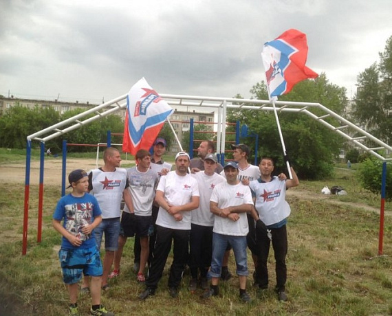 Новосибирские партийцы провели экологический субботник на заброшенной спортивной площадке