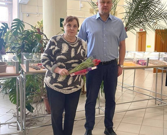 Валерий Барсук поздравил с 8 марта ветеранов труда, тружениц тыла, детей блокадного Ленинграда и жен участников СВО