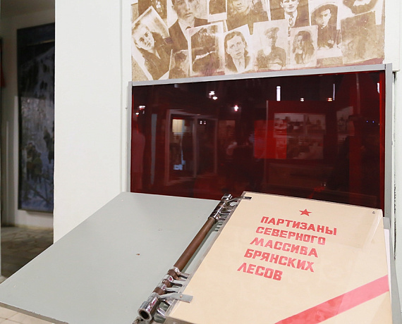 Партийцы посетили мемориальный комплекс "Хацунь" на Брянщине