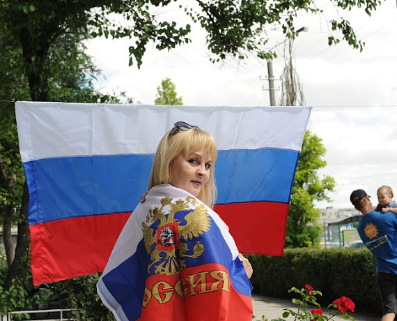 "РОДИНА" организовала акцию "Флаг России на твоем балконе" в Евпатории