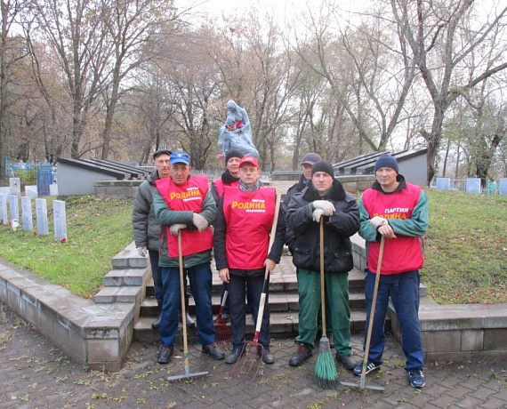 Ульяновские партийцы произвели уборку на могилах бойцов Второй мировой войны
