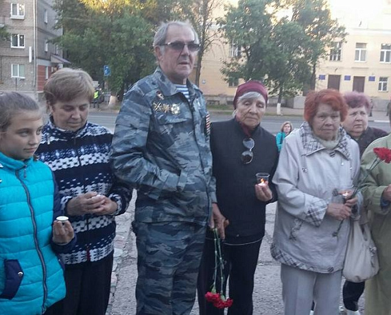 Псковские партийцы провели мемориальную акцию "Свеча памяти"
