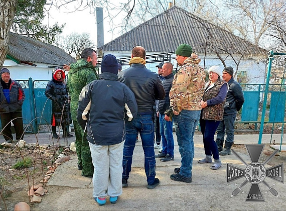 Журавлев с соратниками привезли гумпомощь в село Калиновка (ДНР, 29.03.2022)