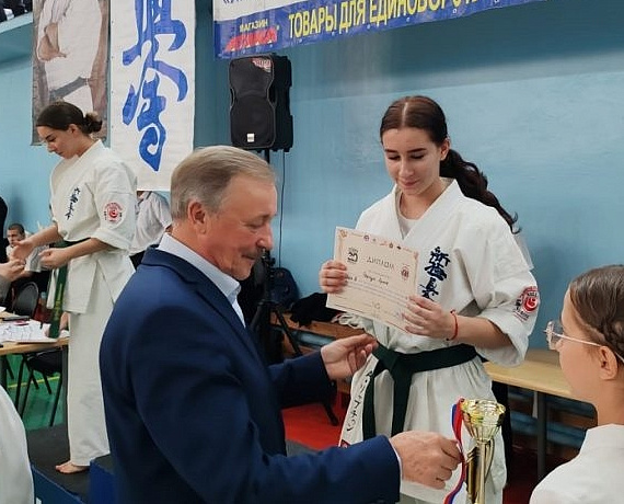Вячеслав Илюхин и Леонид Рыбин поддержали юных каратистов