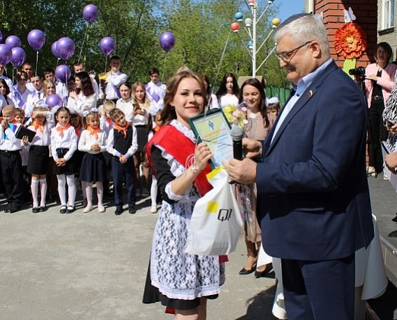 В Новосибирске депутаты от "РОДИНЫ" поздравили выпускников с Последним звонком