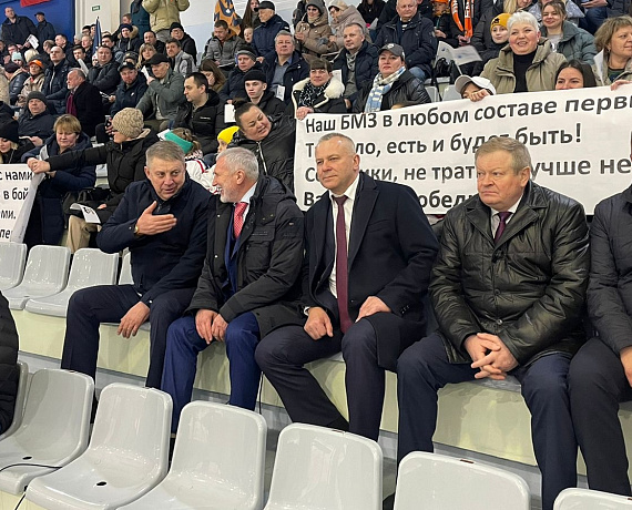 Алексей Журавлев в Брянске дал старт хоккейному матчу и наградил победителей