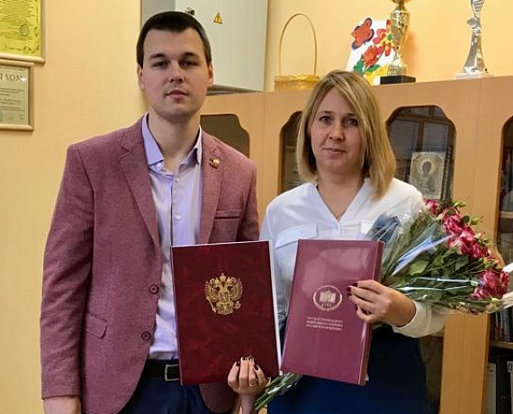 Журавлев наградил благодарственными письмами Госдумы воспитателей воронежского детсада