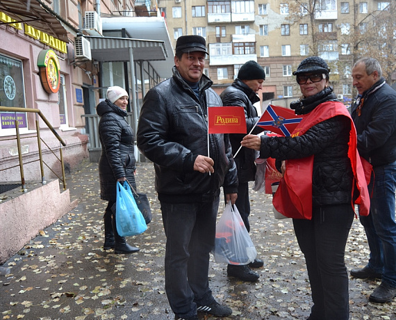 Патриоты Саратова поддержали пикетами выборы в Новороссии