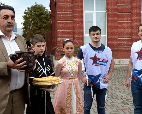 В Беслане молодежная "РОДИНА" поздравила железнодорожников с профессиональным праздником