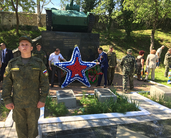 В Крыму активисты "РОДИНЫ" возложили венки и цветы к Вечному Огню