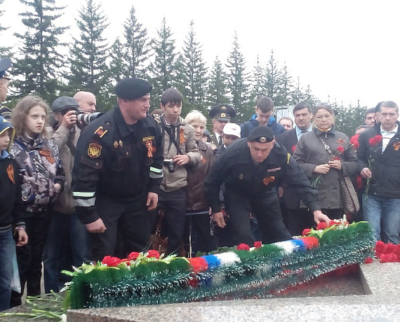 Омские социал-патриоты возложили гирлянду к Вечному огню