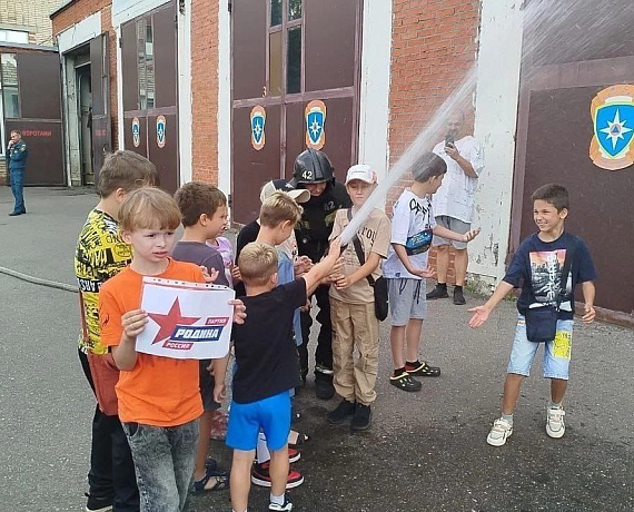 Подмосковные кандидаты в депутаты устроили экскурсию на станцию МЧС для детей