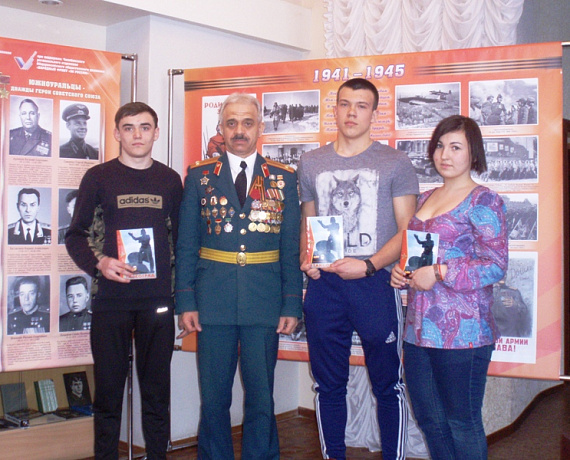 В Челябинске состоялась презентация романа социал-патриота Кожекина "Танкоград"