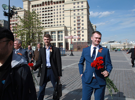 Возложение венков и цветов партией "РОДИНА" в Вечному огню, 8 мая 2014 г.