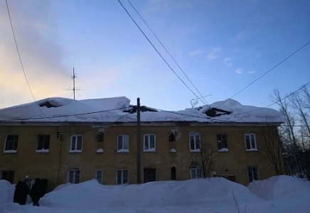 В КУЗБАССКОМ ГОРОДЕ МЫСКИ У МНОГОКВАРТИРНОГО ДОМА ОБРУШИЛАСЬ КРЫША