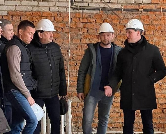 Депутат "РОДИНЫ" Сергей Захаров проверил выполнение капремонта бассейна "Чайка" в Сергиевом Посаде