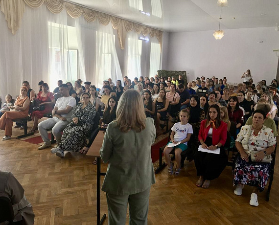 В ПРЕДДВЕРИИ ДНЯ ЗНАНИЙ ПРЕДСЕДАТЕЛЬ РЕГИОНАЛЬНОГО ОТДЕЛЕНИЯ ПАРТИИ "РОДИНА" В АСТРАХАНСКОЙ ОБЛАСТИ, ДЕПУТАТ ДУМЫ АСТРАХАНСКОЙ ОБЛАСТИ ВЛАДИМИР СУХАРЕВ ПРИШЕЛ В ГОСТИ В ОБЩЕОБРАЗОВАТЕЛЬНУЮ ШКОЛУ №30, НАХОДЯЩУЮСЯ НА ТЕРРИТОРИИ ЕГО ОКРУГА.