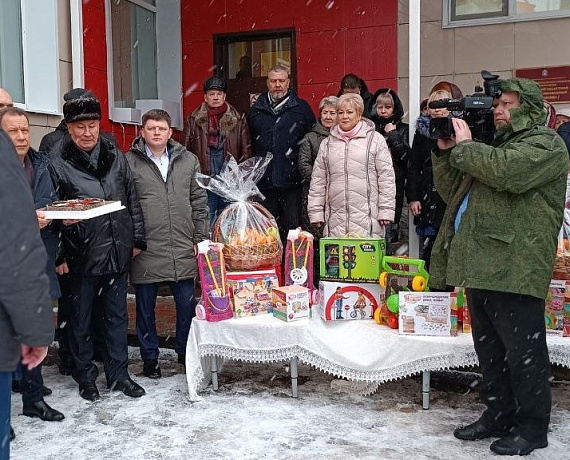 Сергей Мягких с коллегами-депутатами поздравили ветеранов и детей с наступающим Новым годом