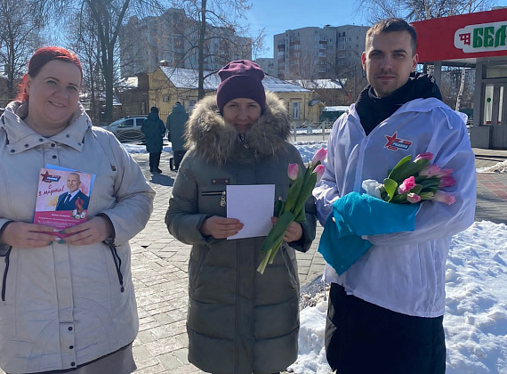 В преддверии 8 Марта Алексей Журавлев подарил цветы жительницам Тамбова