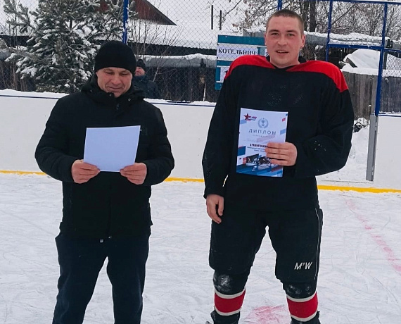Координатор "РОДИНЫ" в Яранском районе Кировской области наградил игроков товарищеского хоккейного матча