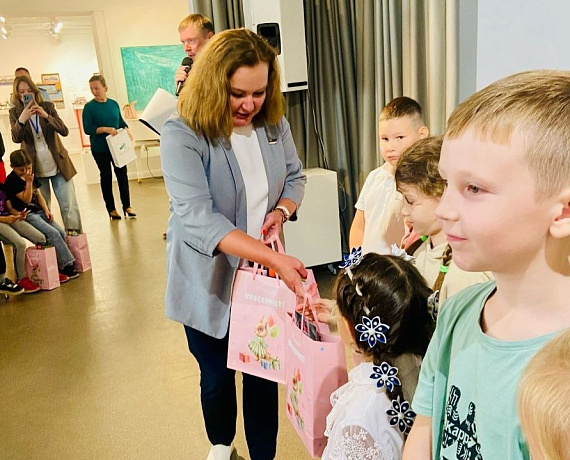 Елена Иванова поздравила детей воинов Отечества с Днем знаний