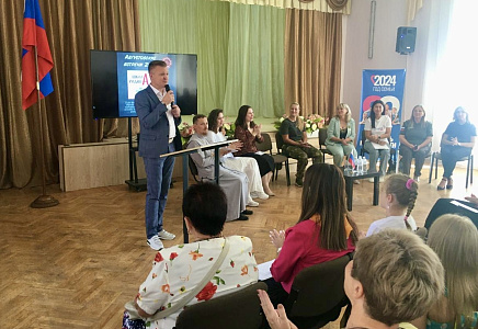 Владимир Сухарев принял участие во встрече-форуме педагогов и родителей школы №30 города Астрахани