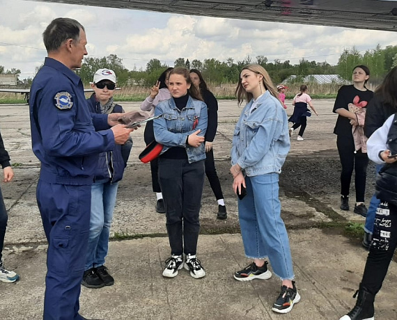 Калужская "РОДИНА" организовала экскурсию по аэродрому для школьников 6-8 классов